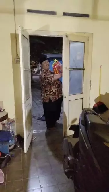 Wanita hamil diberi balon ayahnya TikTok