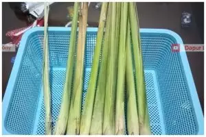 Tak perlu direndam air, ini trik menyimpan serai biar tetap segar dan nggak mengering hingga 1 bulan