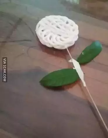 Potret orang menikmati kerupuk Berbagai sumber