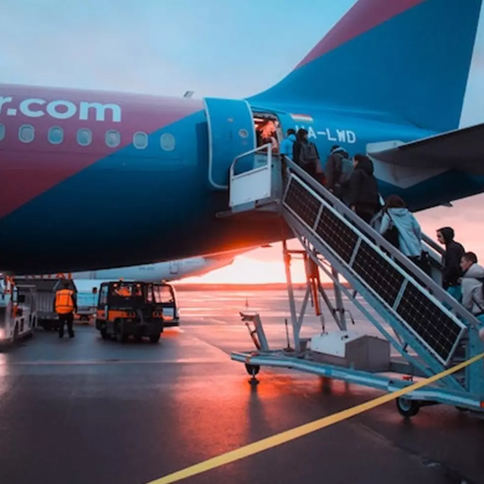 15 Arti mimpi naik pesawat menurut Islam, isyarat petunjuk hidup yang lebih baik