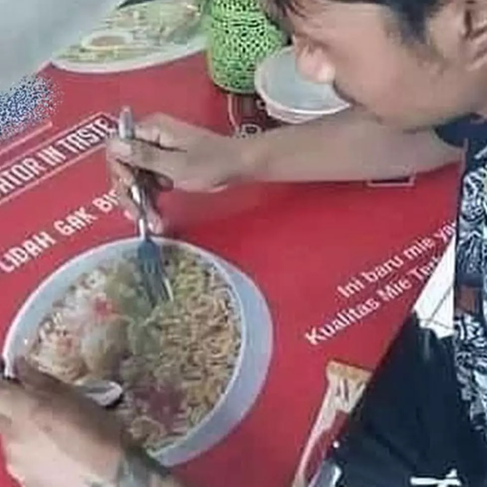 11 Potret lucu pembeli di warung makan ini bikin geleng kepala