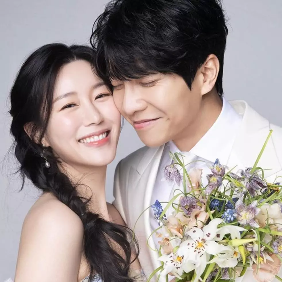 10 Momen pernikahan Lee Seung-gi dan Lee Da-in, sang aktor nyanyi sambil berlutut untuk istri