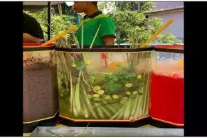 11 Penampakan nyeleneh es buah buat takjil ini bikin mikir dua kali buat minum