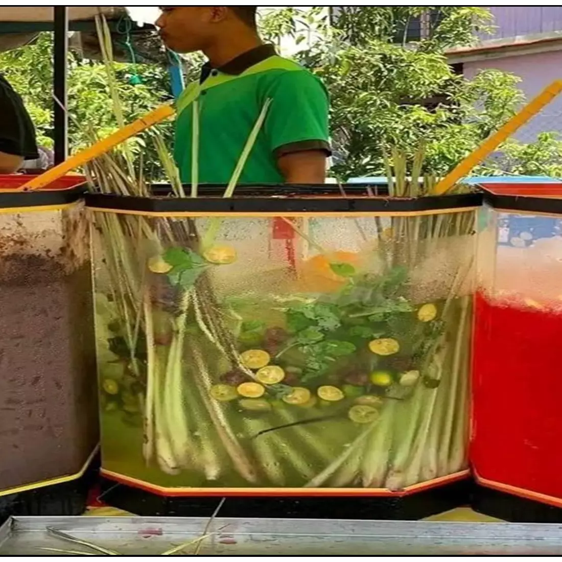 11 Penampakan nyeleneh es buah buat takjil ini bikin mikir dua kali buat minum