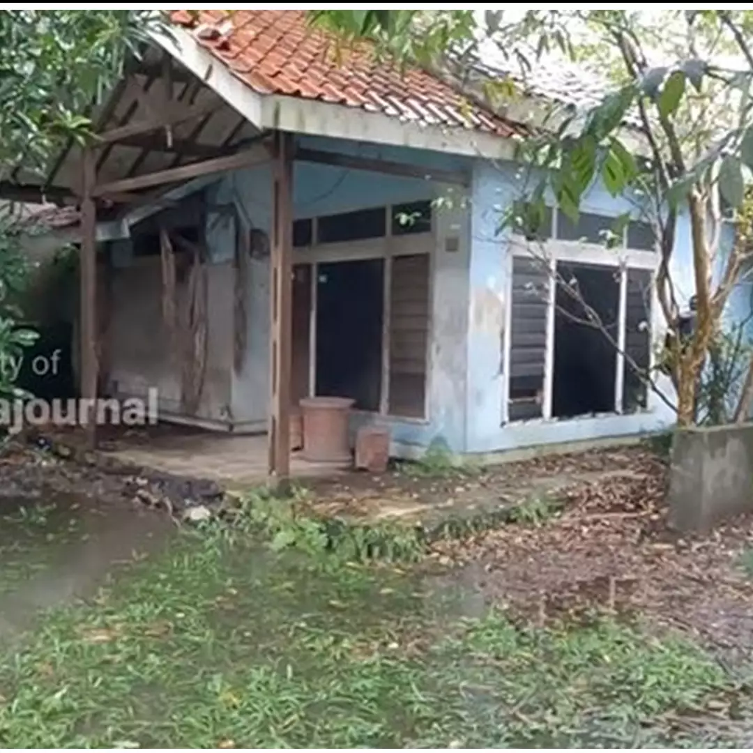 Rumah kusam tak terawat dikira terbengkalai ini ternyata dihuni wanita paruh baya, intip 7 potretnya