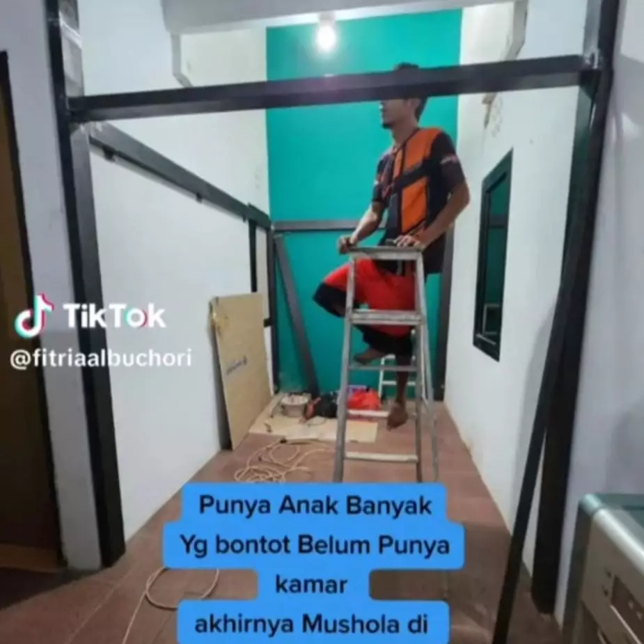 Hasil makeover kamar anak ukuran 2x3 meter dengan split level ini keren pol, bikin anak betah di rumah