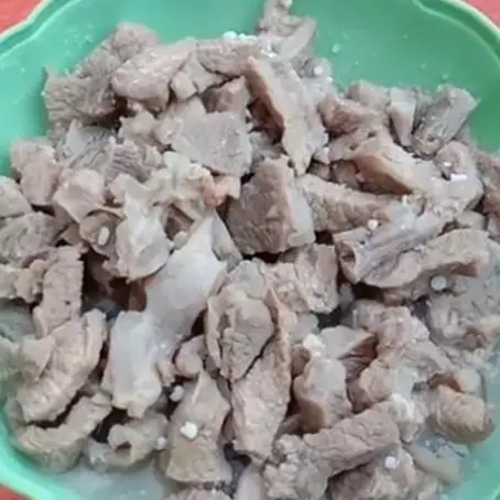 Tanpa presto dan lebih hemat gas, ini cara mengempukkan daging sapi pakai satu bahan dapur