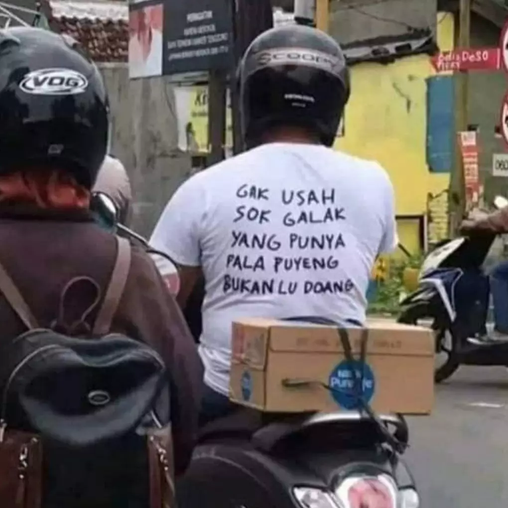 Bikin nggak konsen, 11 tulisan aneh di baju ini ngawurnya minta ampun