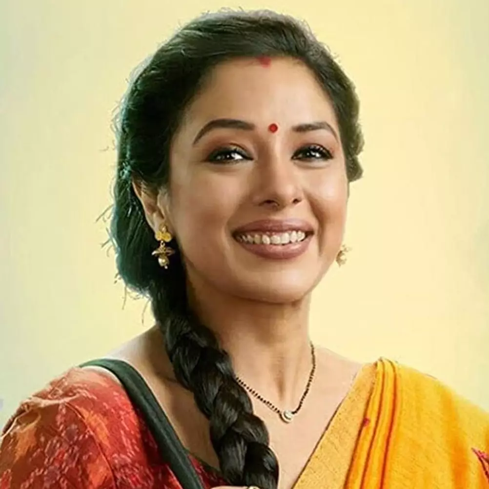 Kerap tampil dengan baju India di serial Anupamaa, intip 11 gaya modis Rupali Ganguly di dunia nyata