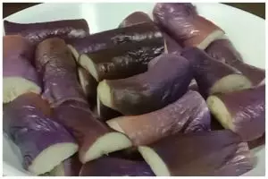 Cuma 8 menit, ini trik kukus terong agar teksturnya empuk dan tetap ungu