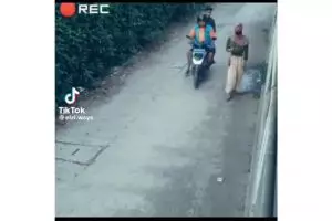 Detik-detik cewek jalan sendiri kena jambret ini endingnya tak terduga, bikin ngakak satu kampung