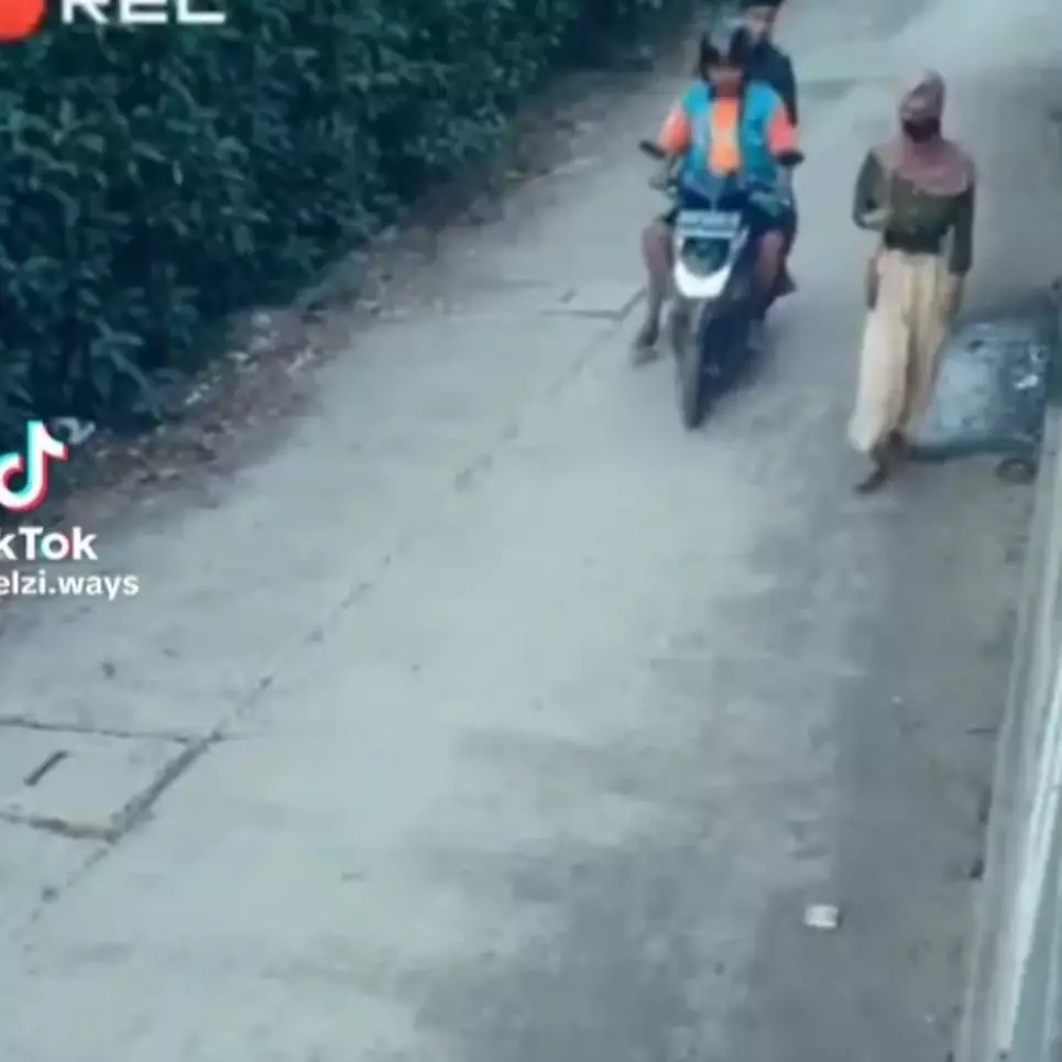Detik-detik cewek jalan sendiri kena jambret ini endingnya tak terduga, bikin ngakak satu kampung