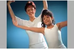 Bintang iklan produk kecantikan ini ternyata ibu dan anak, intip 11 potret kebersamaannya
