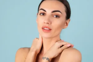 Nggak perlu pakai lipstik, begini trik membuat riasan bibir hanya pakai 2 macam buah