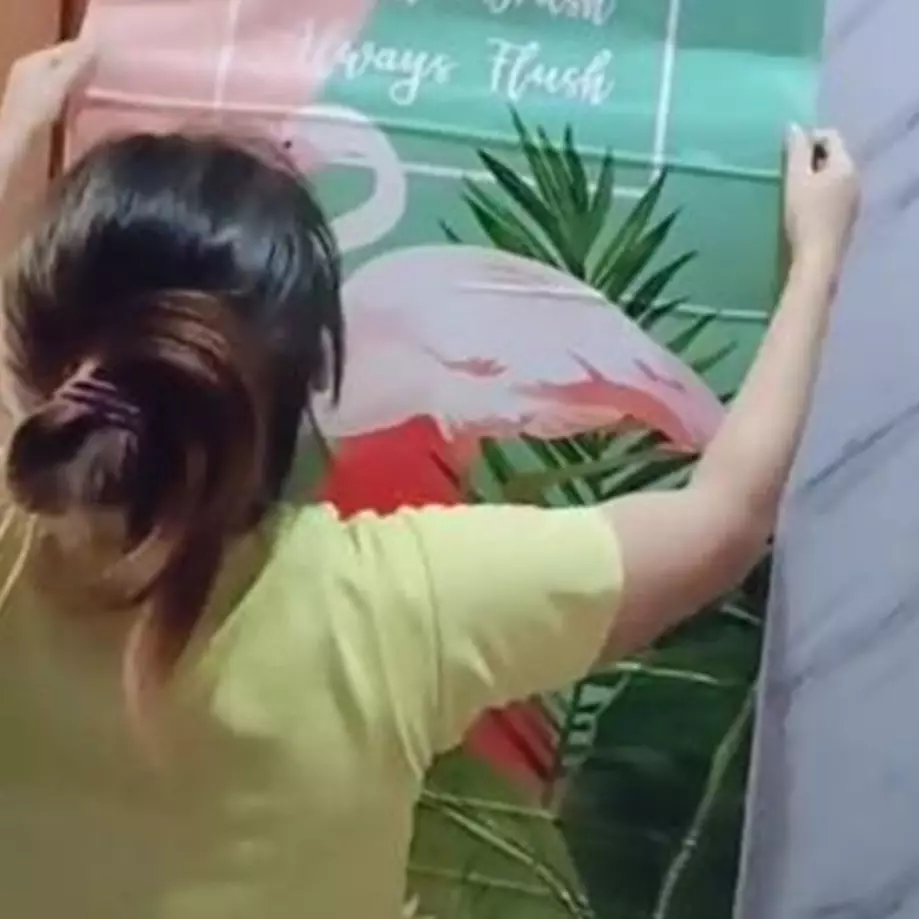 Makeover kamar mandi berdinding kayu nggak sampai Rp 1 juta hasilnya bikin takjub, intip 9 potretnya