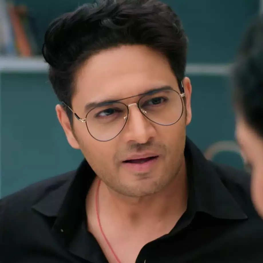 Dulu manajer kini jadi artis top, ini 11 potret mesra Anuj suami Anupamaa bareng pasangan asli