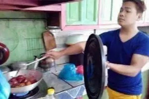 11 Momen kocak orang pas masak ini tingkahnya ada-ada saja, bikin ngakak nggak karuan