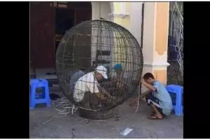 11 Potret kocak kuli bangunan terjebak pekerjaannya sendiri ini bikin ngakak sambil geleng kepala