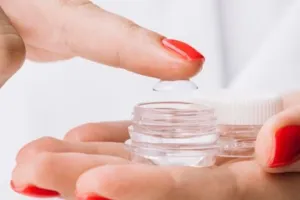 Tak bikin iritasi, begini cara mencuci softlens yang tepat agar tak ada bakteri