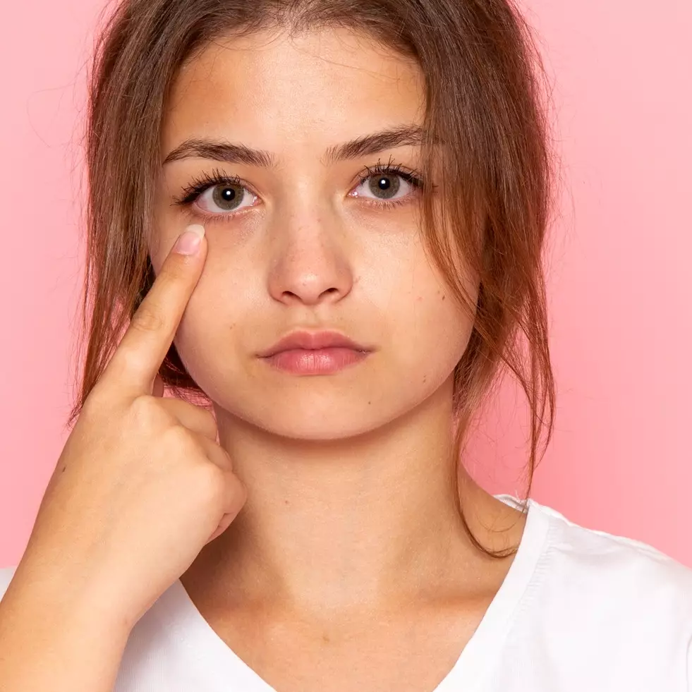 Tanpa color corrector oranye, ini trik tutupi mata panda tanpa takut jadi abu-abu pakai 1 bahan