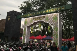 Keseruan ngabuburit di pasar dadakan Ramadan di markas tentara