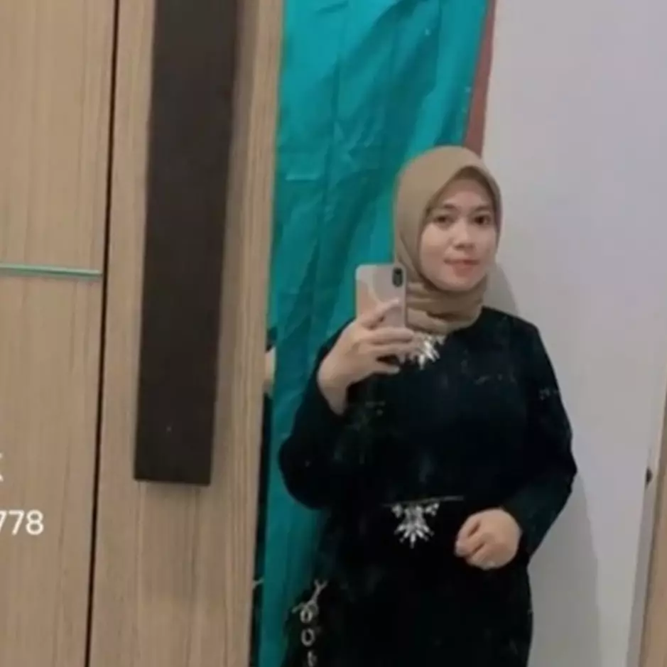 Norma Risma yang diselingkuhi ibu kandung dapat hadiah umrah, ekspresinya tuai sorotan