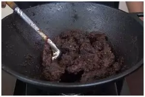 Bisa jadi stok lauk awet 3 bulan, ini trik mengolah rendang hitam agar dagingnya empuk dan tak hancur