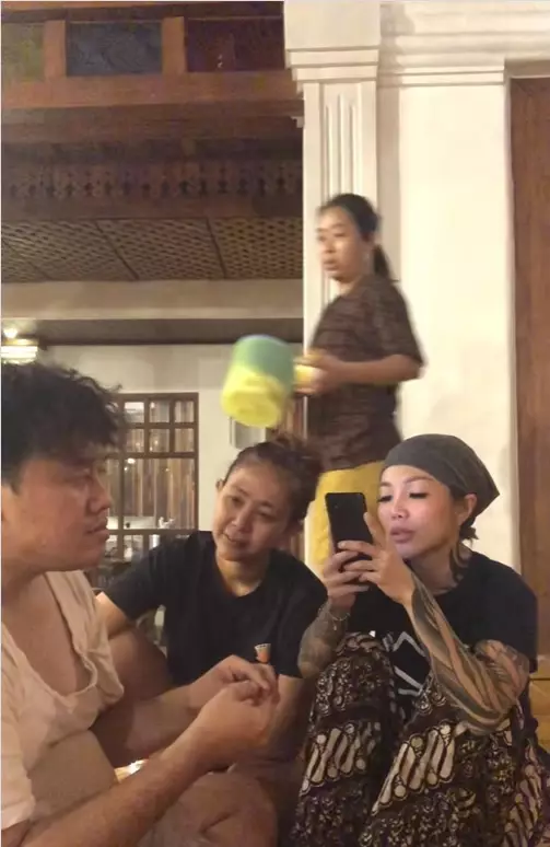 tingkah soimah kasih lakban ke teman yang mainan hp bikin ngakak © berbagai sumber