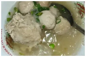 Tanpa lemak dan tulang sapi, ini cara bikin kuah bakso yang bening, harum, dan gurih