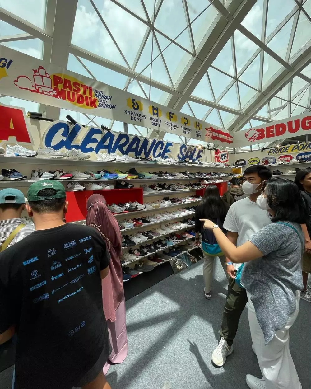 USS YARD SALE © Instagram