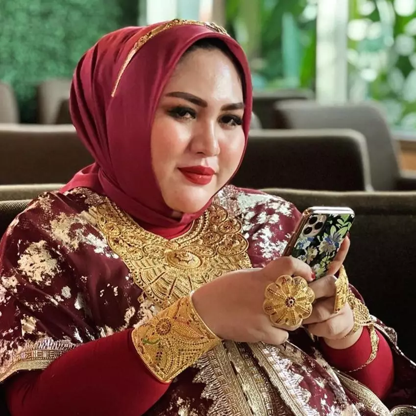 Momen Mira Hayati pemilik tas emas Rp 500 juta borong perhiasaan, uang tunainya bikin melongo