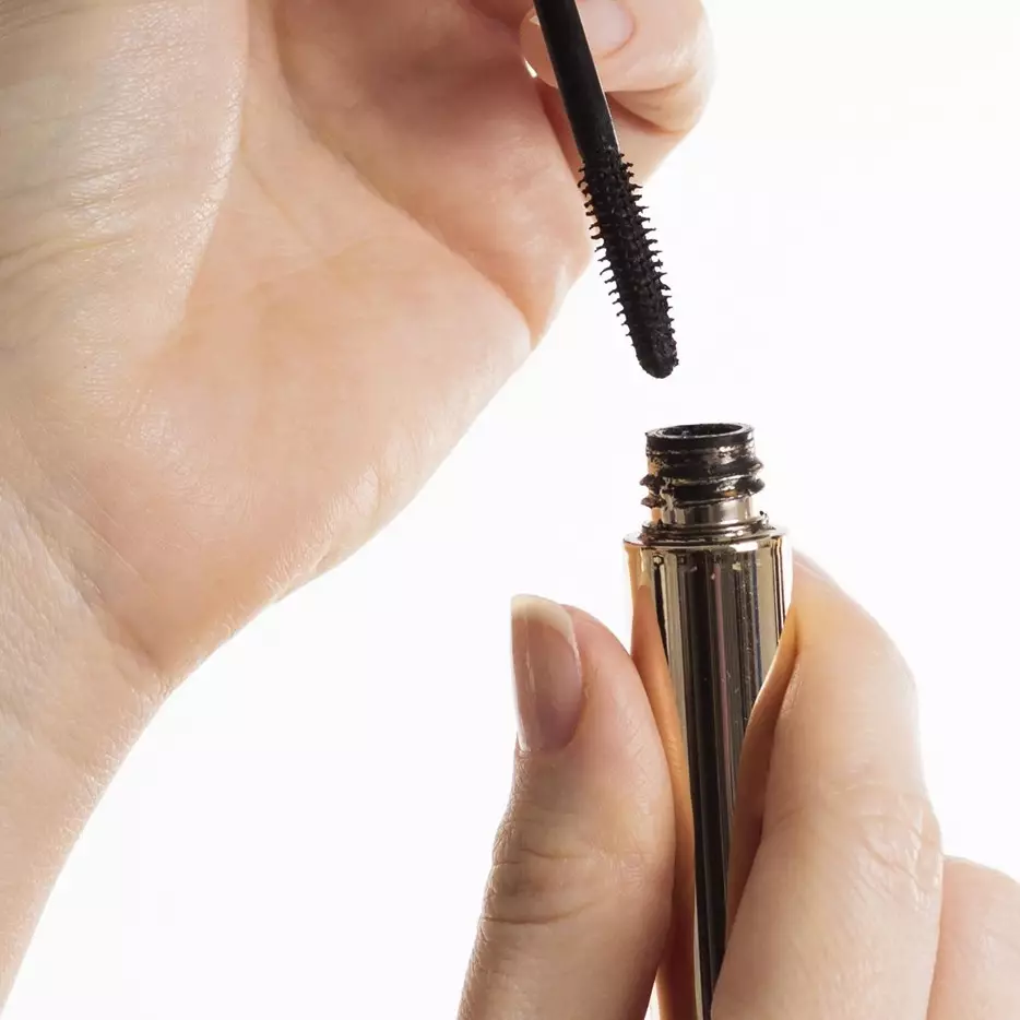 Bukan direndam air hangat, trik mudah atasi maskara kering ini cuma pakai 1 bahan sederhana