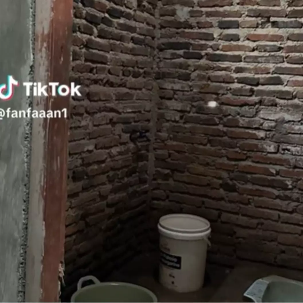 Makeover kamar mandi berdinding bata ini hasilnya bikin melongo, terlihat mewah bak toilet di hotel