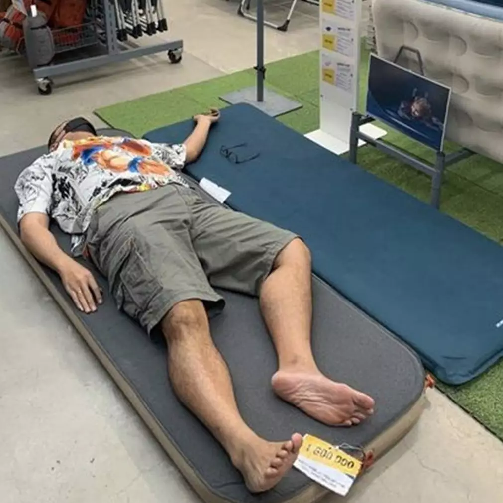 11 Potret kocak bapak-bapak temani istri belanja, capek dan gabut banget