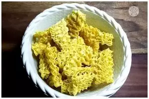 Tanpa ditambah minyak, ini trik masak mi kuning untuk bakso biar tidak lengket dan menggumpal