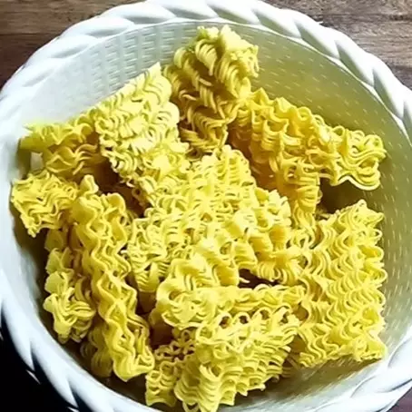 Tanpa ditambah minyak, ini trik masak mi kuning untuk bakso biar tidak lengket dan menggumpal