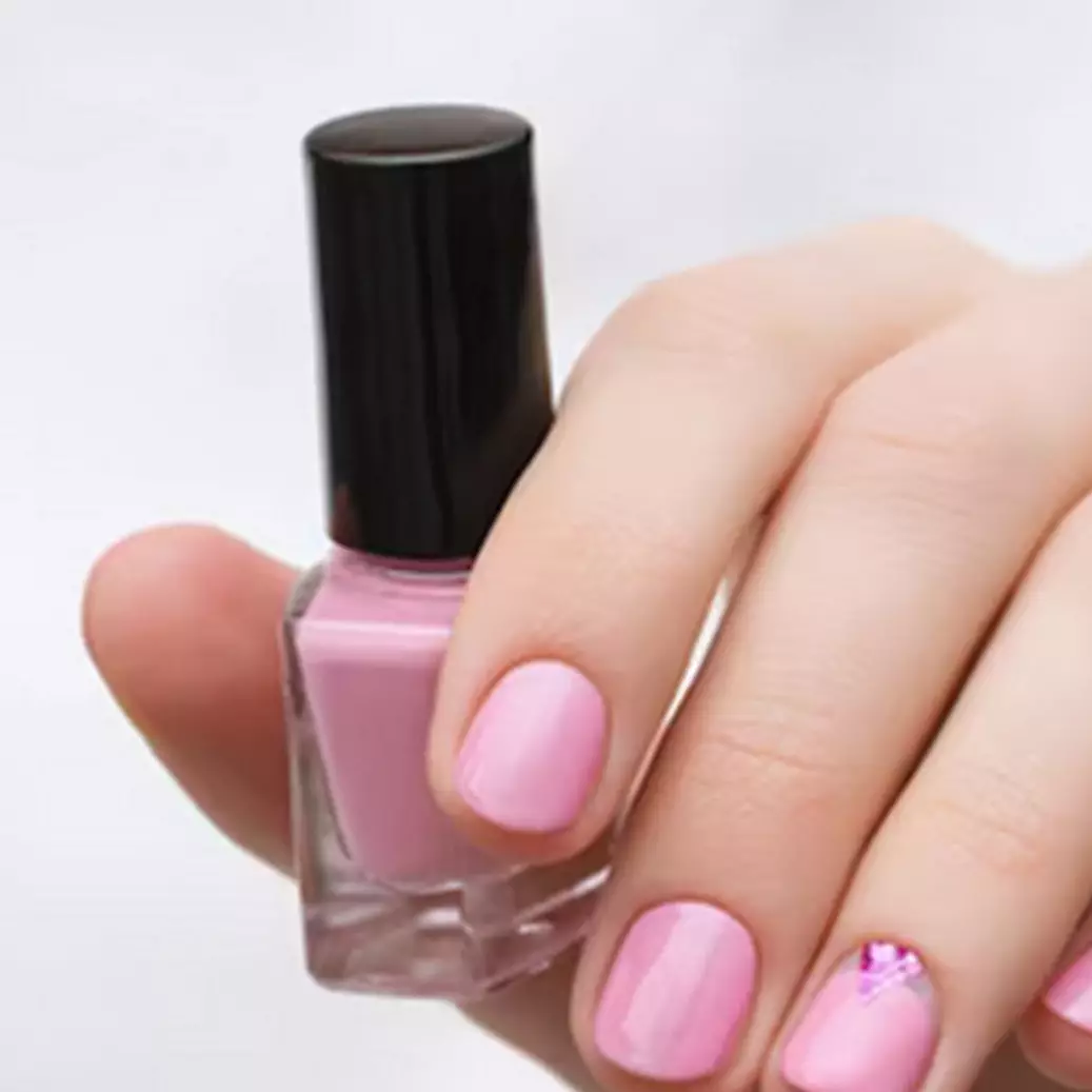 Hanya pakai 1 jenis daun, begini cara membuat kutek di rumah hasilnya pigmented