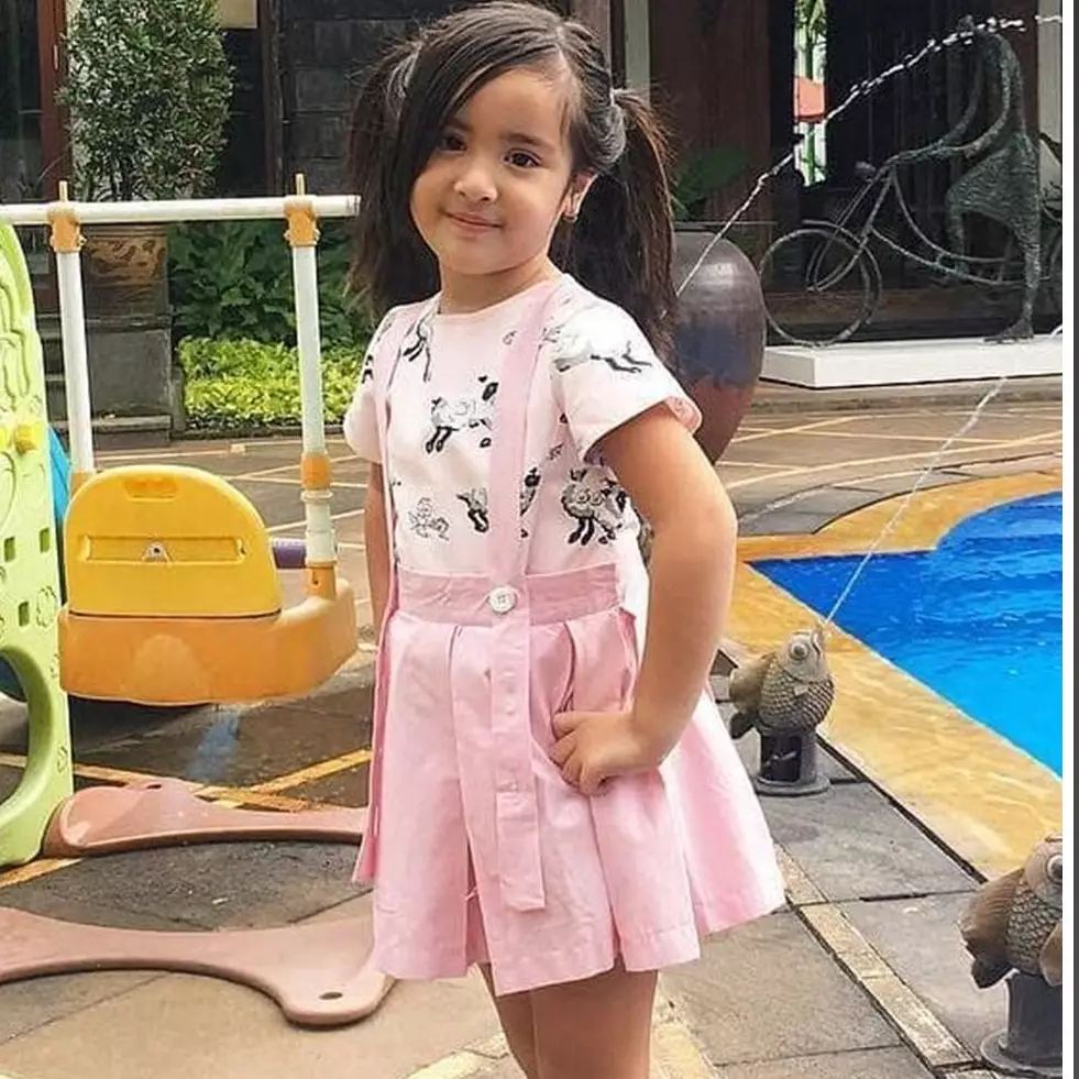 11 Gaya Mikhayla anak Nia Ramadhani ini makin stylish, potretnya berhijab saat umrah bikin terpana