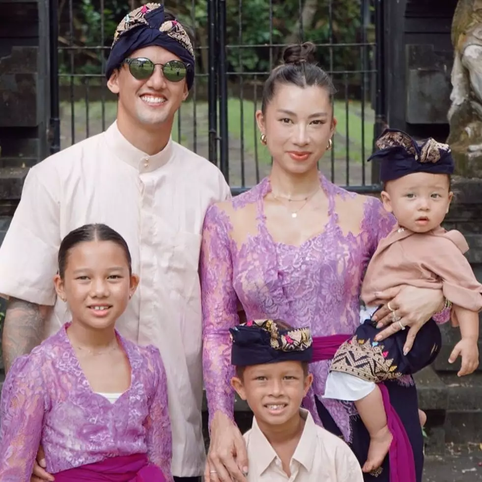 9 Momen Jennifer Bachdim ajak anak bagi-bagi takjil buka puasa, aksinya diacungi jempol