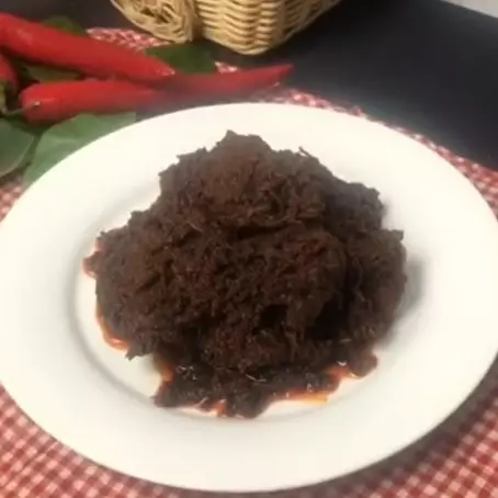 Trik mengaduk rendang ini bikin nggak gosong dan lengket di wajan saat memasak, daging pun tak hancur