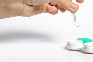 Tanpa disentuh, begini trik melepas softlens saat jari berkuteks agar lebih aman