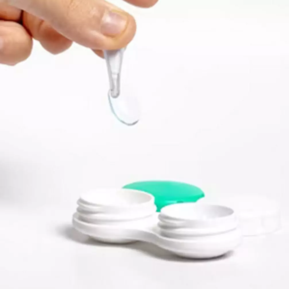 Tanpa disentuh, begini trik melepas softlens saat jari berkuteks agar lebih aman