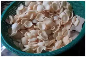 Tanpa alat vakum, ini cara jitu membungkus kerupuk di plastik agar tak melempem dan cocok buat jualan