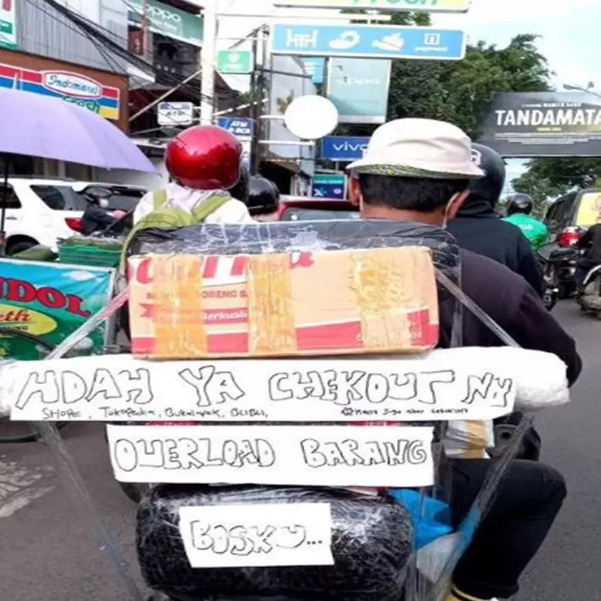 Bukannya mudik, 11 momen apes kurir malah antarkan paket saat Lebaran ini ngenes banget