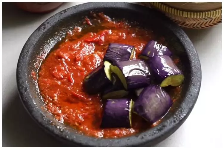 Makin endul pakai tambahan 1 bumbu dapur, ini trik goreng terong agar warnanya tetap ungu