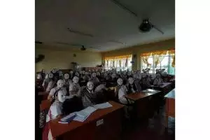 Ada aja tingkahnya, 11 potret lucu foto bareng teman-teman kelas ini bikin nggak habis pikir