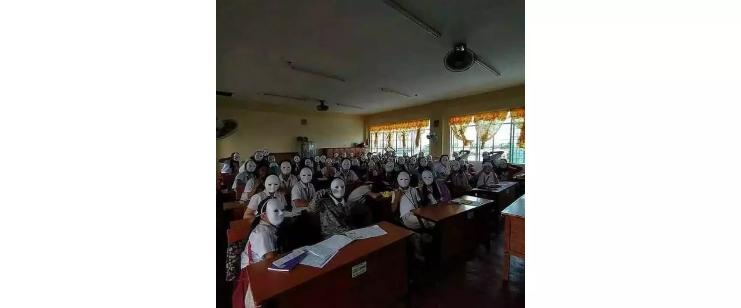 Ada aja tingkahnya, 11 potret lucu foto bareng teman-teman kelas ini bikin nggak habis pikir