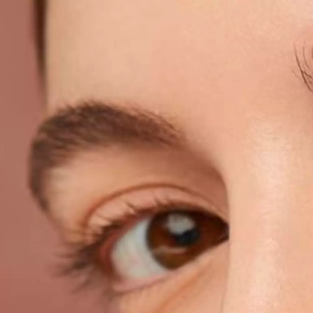 Bukan ditutupi pakai concealer, ini trik membentuk alis agar tidak patchy dan tampak natural