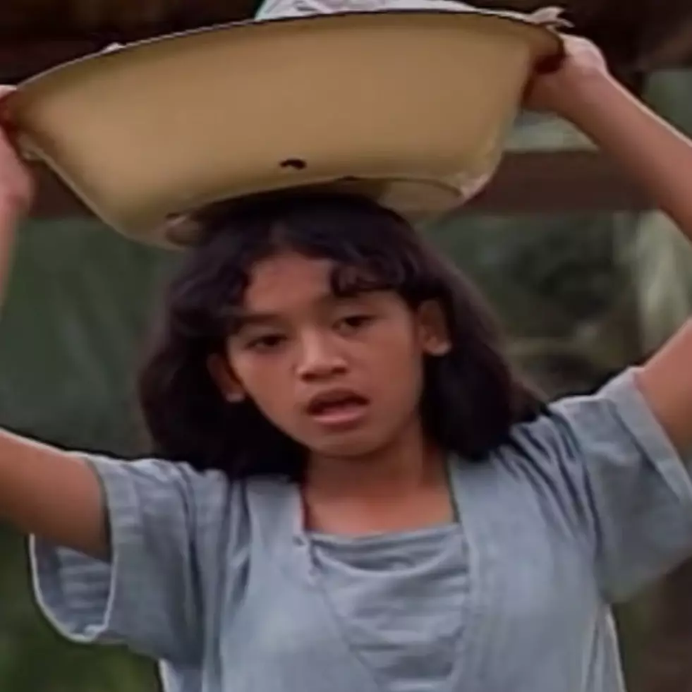 Pemeran Euis di serial Keluarga Cemara kini jadi pegawai bank, intip 11 potretnya bareng keluarga