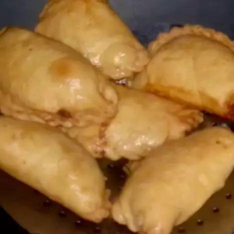 Cara goreng pastel agar hasil permukaannya mulus, matang merata dan renyah tahan lama